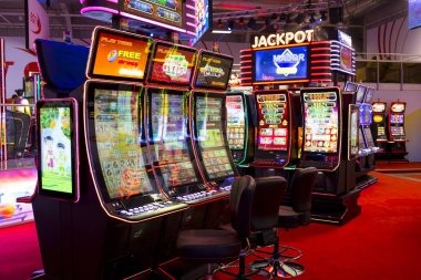 Studio produksi acara permainan langsung vegasgg dengan host profesional dan kamera broadcast